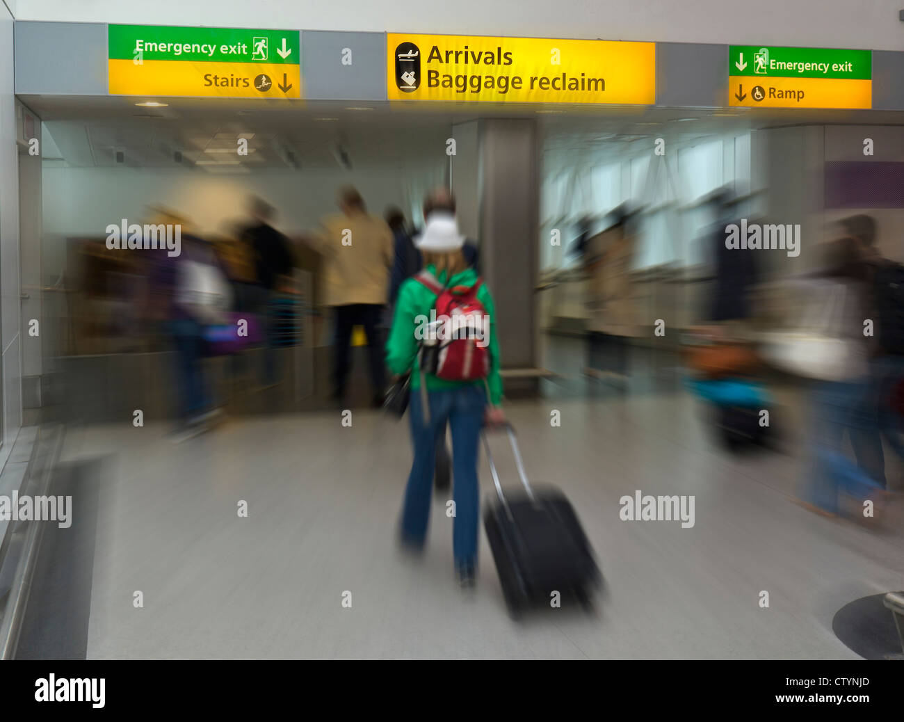 Internationalen Fluggästen, die Ankunft in London Heathrow Flughafen in Richtung an- und Gepäck zurückfordern Bereiche Stockfoto