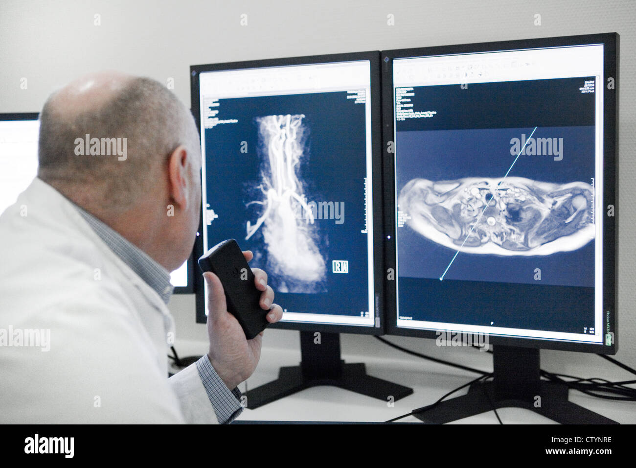 Radiologe untersucht ein MRI-Scan-Bild Stockfoto
