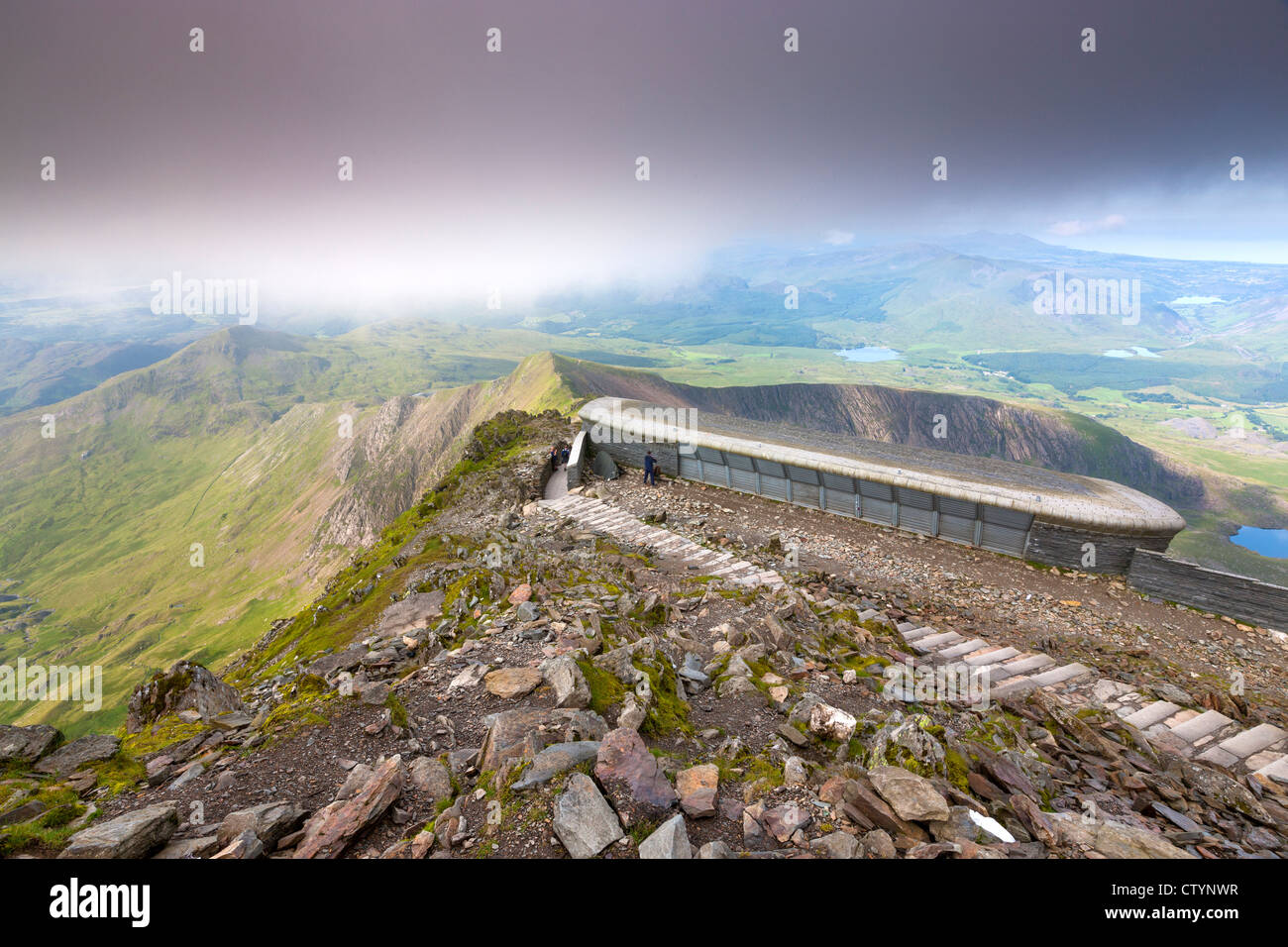 Blick über Snowdonia von Hafod Eryri, das Besucherzentrum auf dem Gipfel des Snowdon. Stockfoto