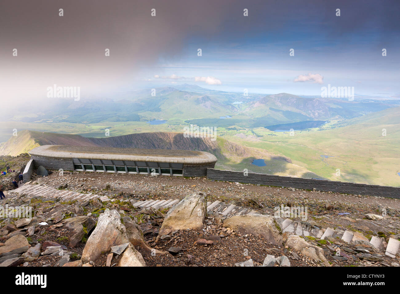 Blick über Snowdonia von Hafod Eryri, das Besucherzentrum auf dem Gipfel des Snowdon. Stockfoto