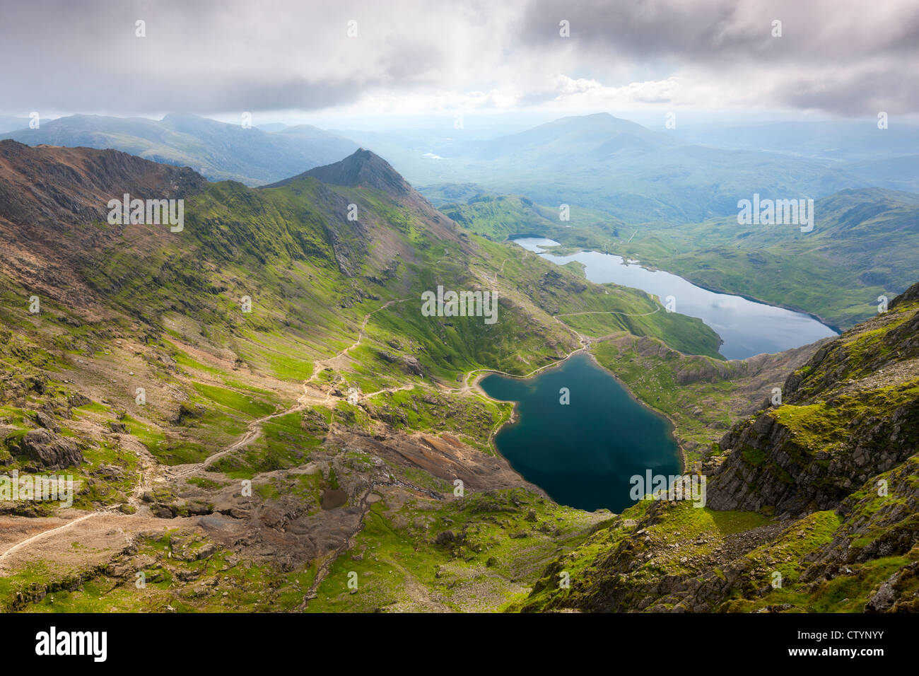 Blick vom Mount Snowdon über Glaslyn und Llyn Sheetrim, Snowdonia-Nationalpark, Wales Stockfoto