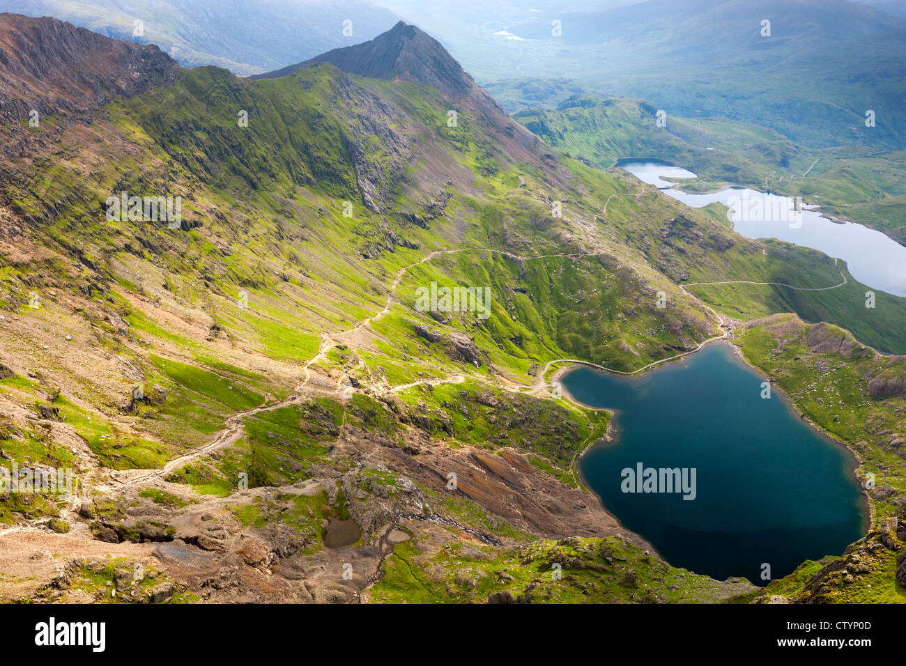 Blick vom Mount Snowdon über Glaslyn und Llyn Sheetrim, Snowdonia-Nationalpark, Wales Stockfoto