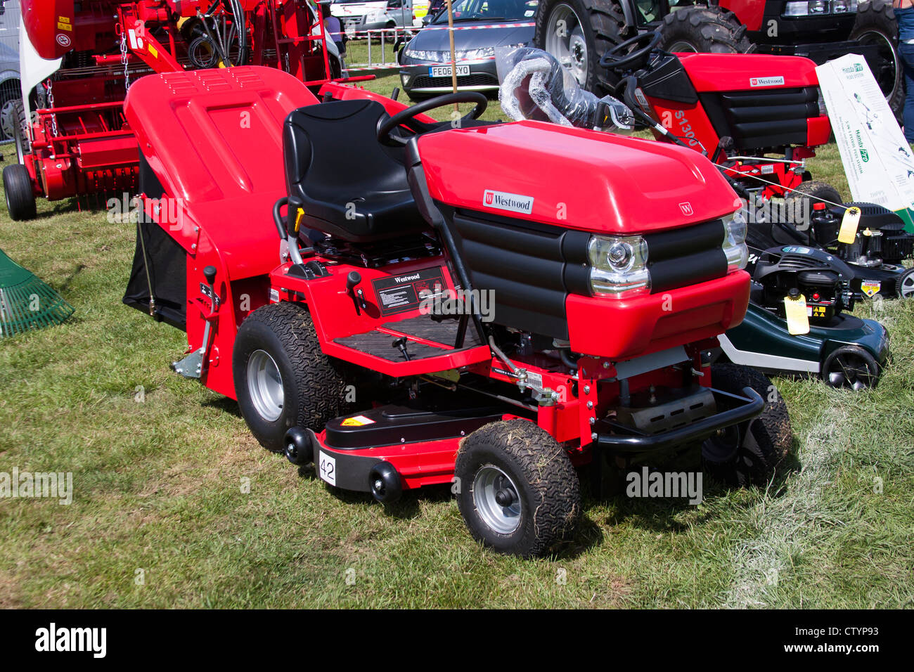 Roten Mähtraktor auf landwirtschaftliche Messe Stockfoto