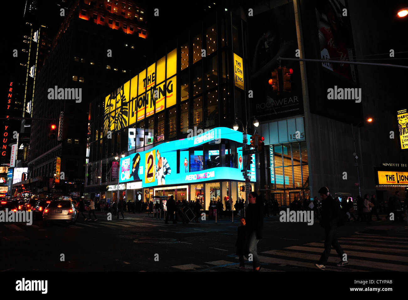 Nacht Blau Neon Aeropostale Shop und Minskoff Theater Menschen Kreuzung 7th Avenue in West 45th Street, Times Square, New York Stockfoto