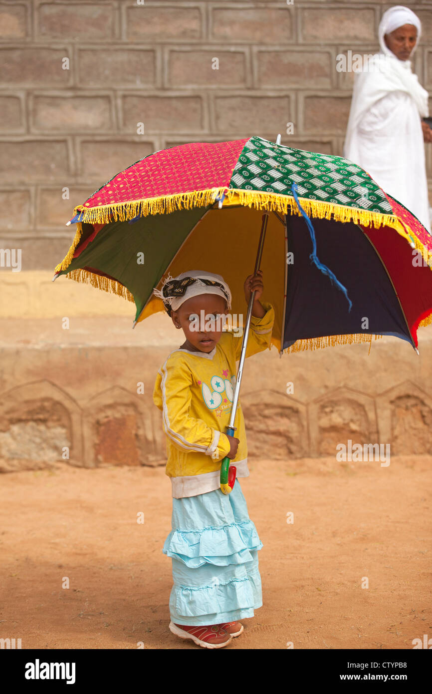 Afrikanische Mädchen mit Regenschirm Stockfoto