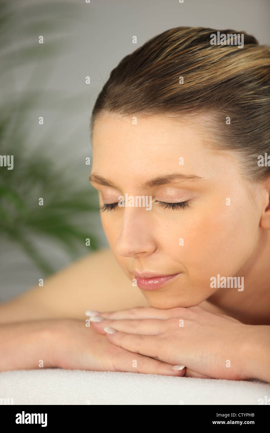 Frau auf der Massageliege entspannen Stockfoto