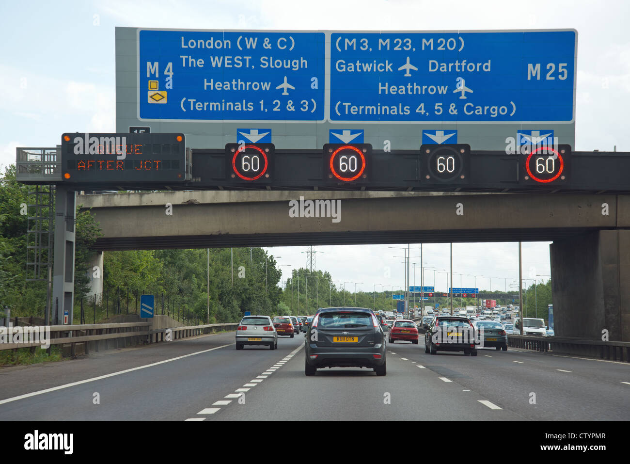 M4 Junction auf M25 Autobahn zeigt Geschwindigkeit Beschränkungen, Surrey, England, Vereinigtes Königreich Stockfoto