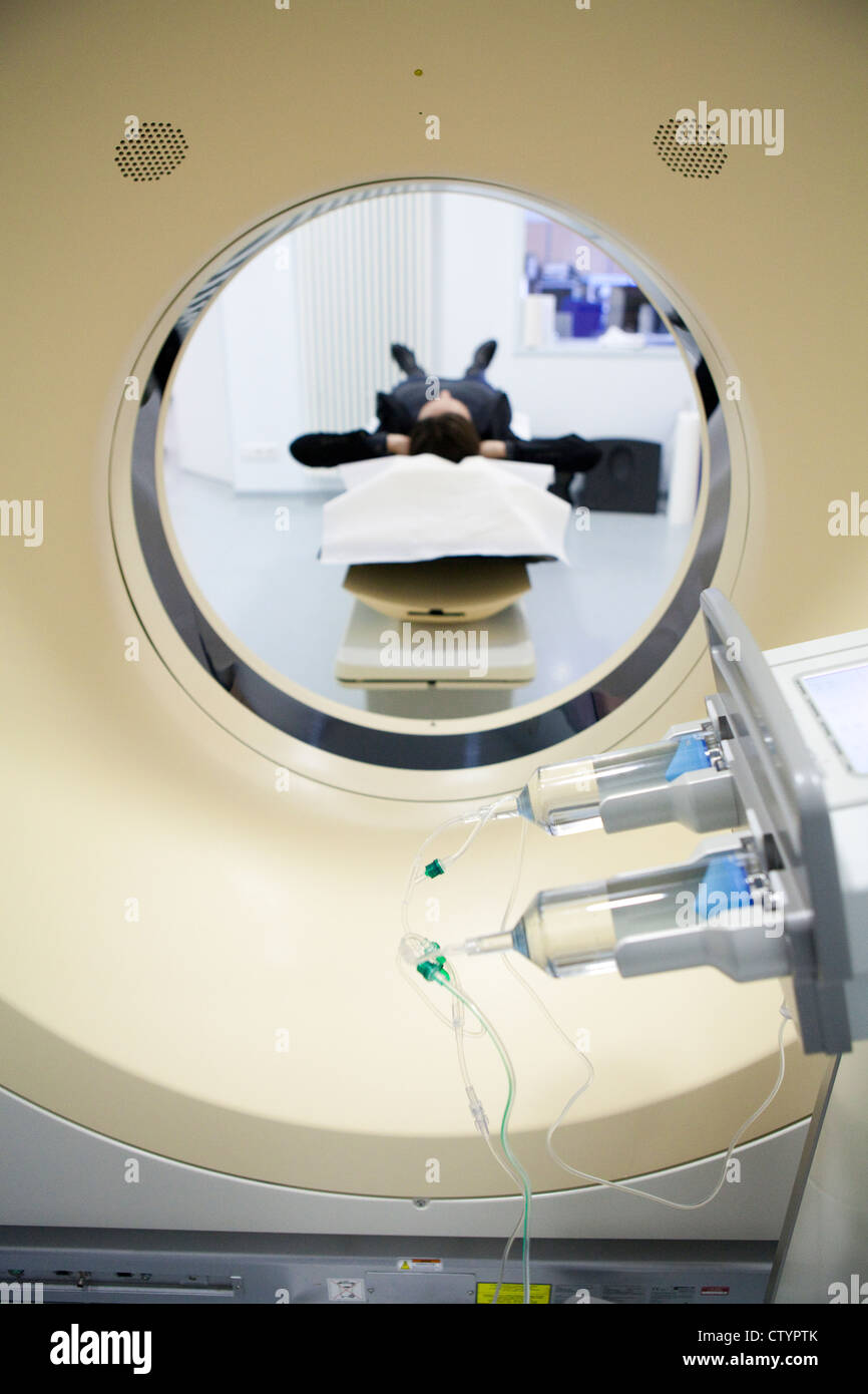 Patientin auf MRI-scanner Stockfoto