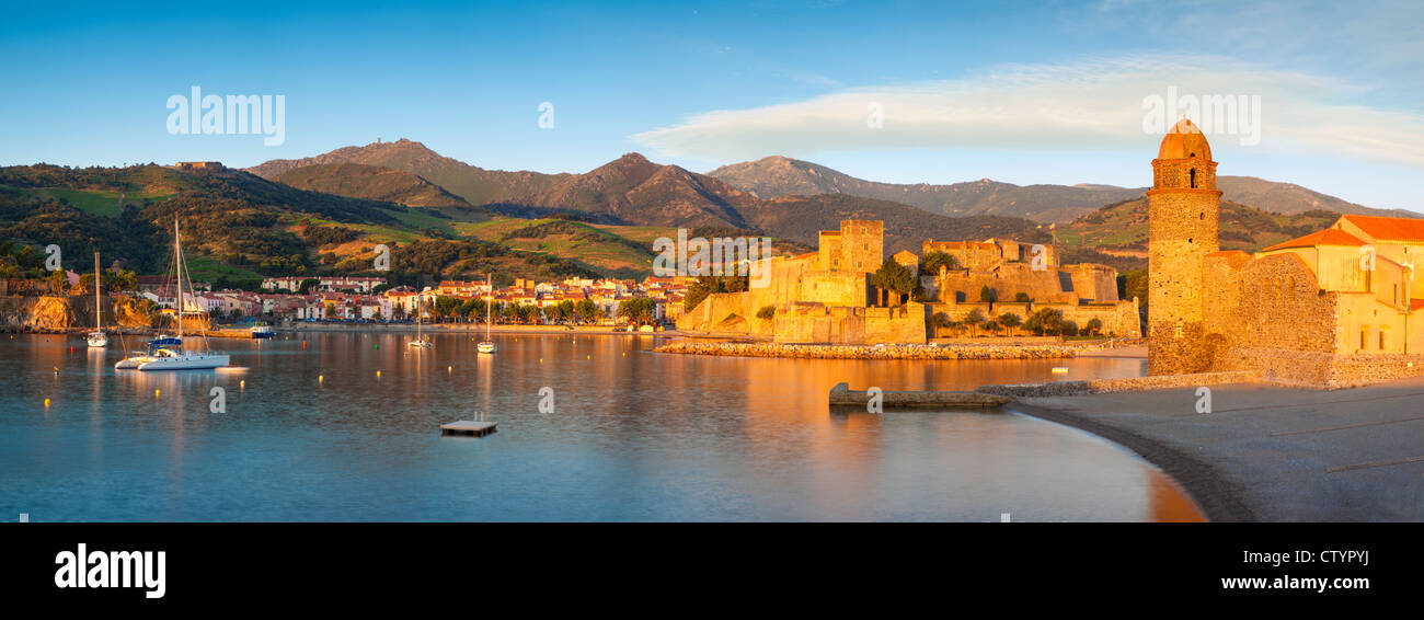 Sonnenaufgang über Stadt Collioure, Pyrenäen-Orientales, Languedoc-Roussillon, Frankreich Stockfoto
