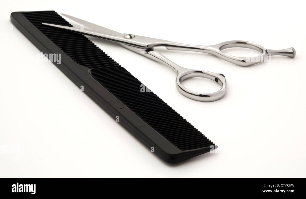 Nahaufnahme des glänzenden Silber Haarscheren schneiden oder Scheren und schwarzen Kamm isoliert auf weißem Hintergrund mit Textfreiraum. Stockfoto