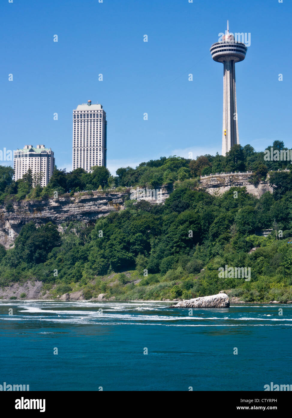 Der Skylon Turm ist ein Aussichtsturm, der Niagarafälle von der kanadischen Seite des Niagara River überblickt. Stockfoto