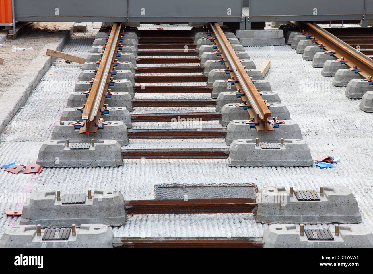 Innerhalb der französischen Stadt Tours verfolgen Schienen Stühle und Verbindungen zu neuen Straßenbahn zu unterstützen. Stockfoto