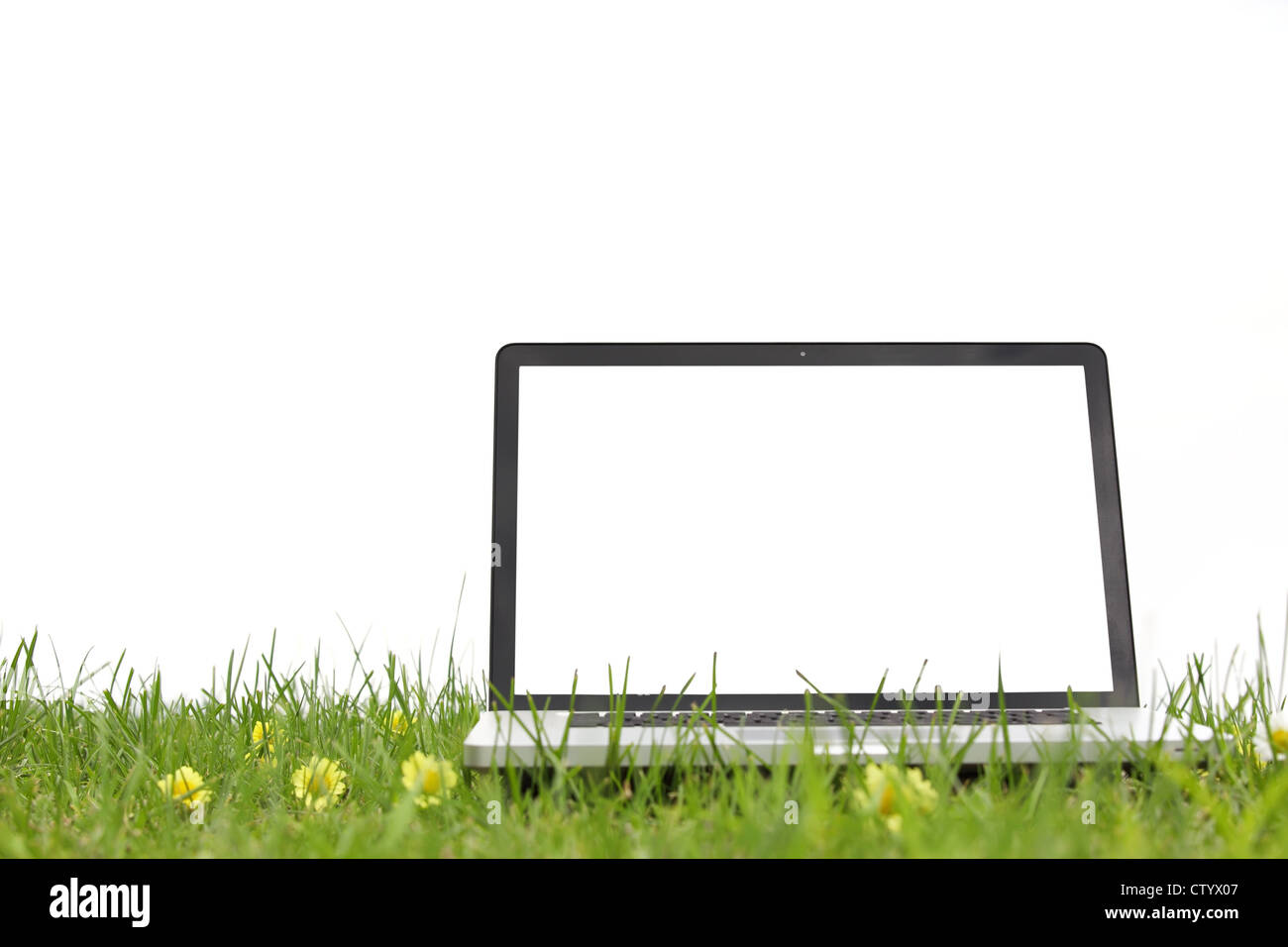 Laptop auf dem Rasen, isoliert auf weißem Hintergrund. Stockfoto