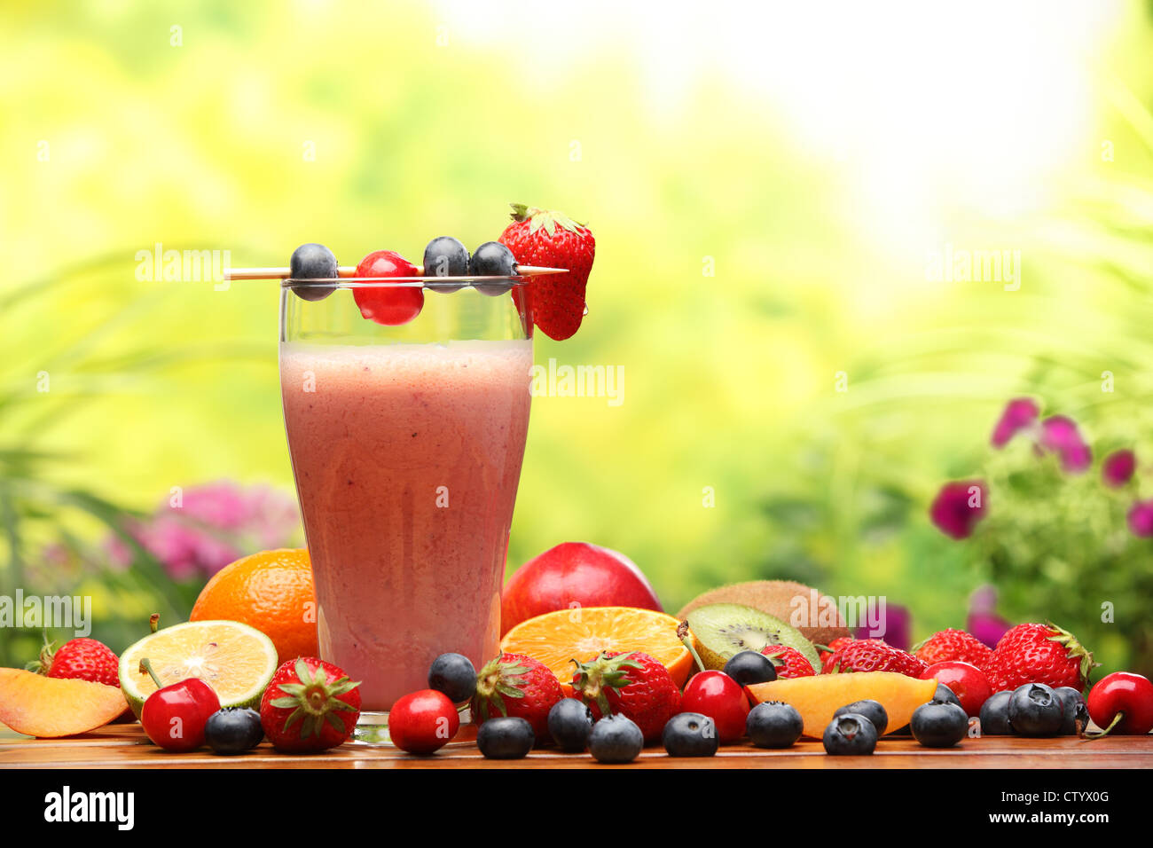 Glas Smoothie mit frischen Früchten Stockfoto