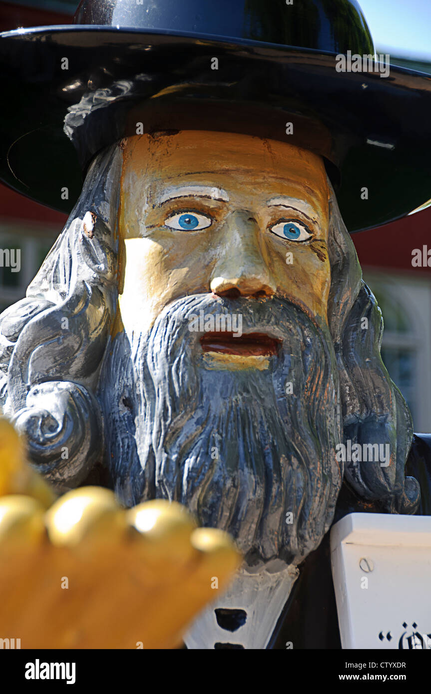 Holzstatue der Rosenbom, den Charakter eines traditionellen schwedischen Geschichte außerhalb Admiralität Kirche in Karlskrona Stockfoto