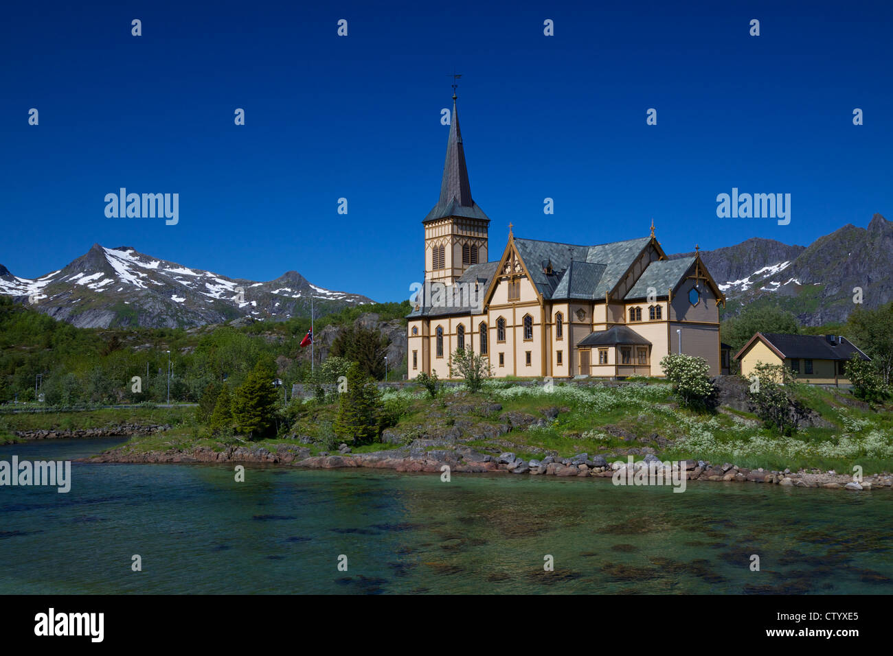 Malerische Lofoten Kathedrale auf Lofoten in Norwegen mit schneebedeckten Gipfeln im Hintergrund Stockfoto