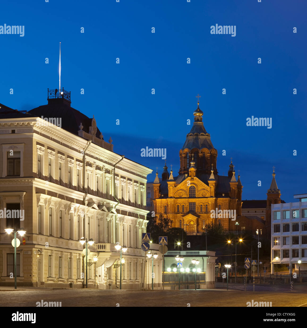 Reich verzierte Gebäude nachts beleuchtet Stockfoto