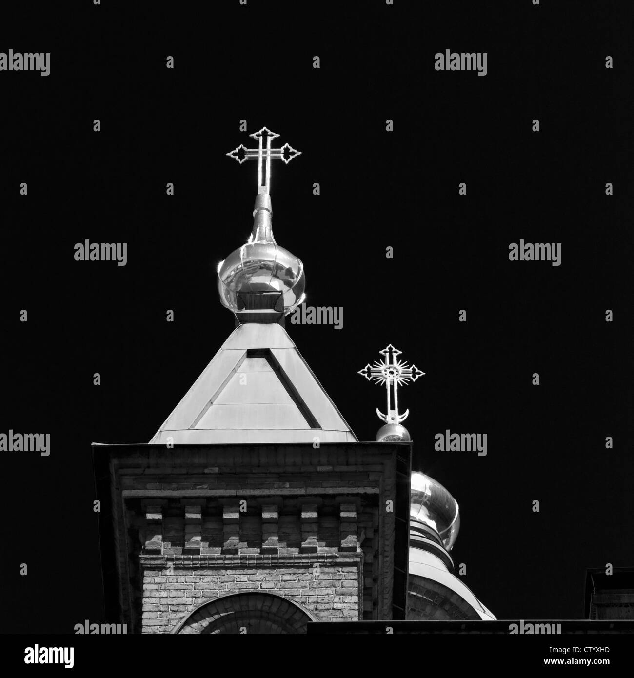 Reich verzierte Kreuze auf Kirchtürmen Stockfoto