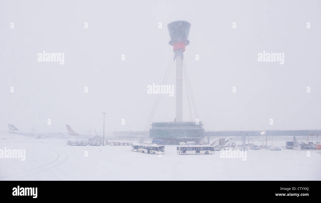 Air Control-Turm und dem Flughafen im Schnee Stockfoto