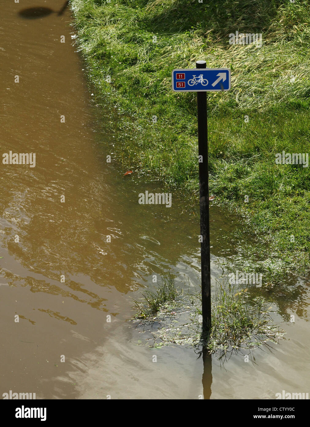 Radweg vom Fluss überflutet Stockfoto