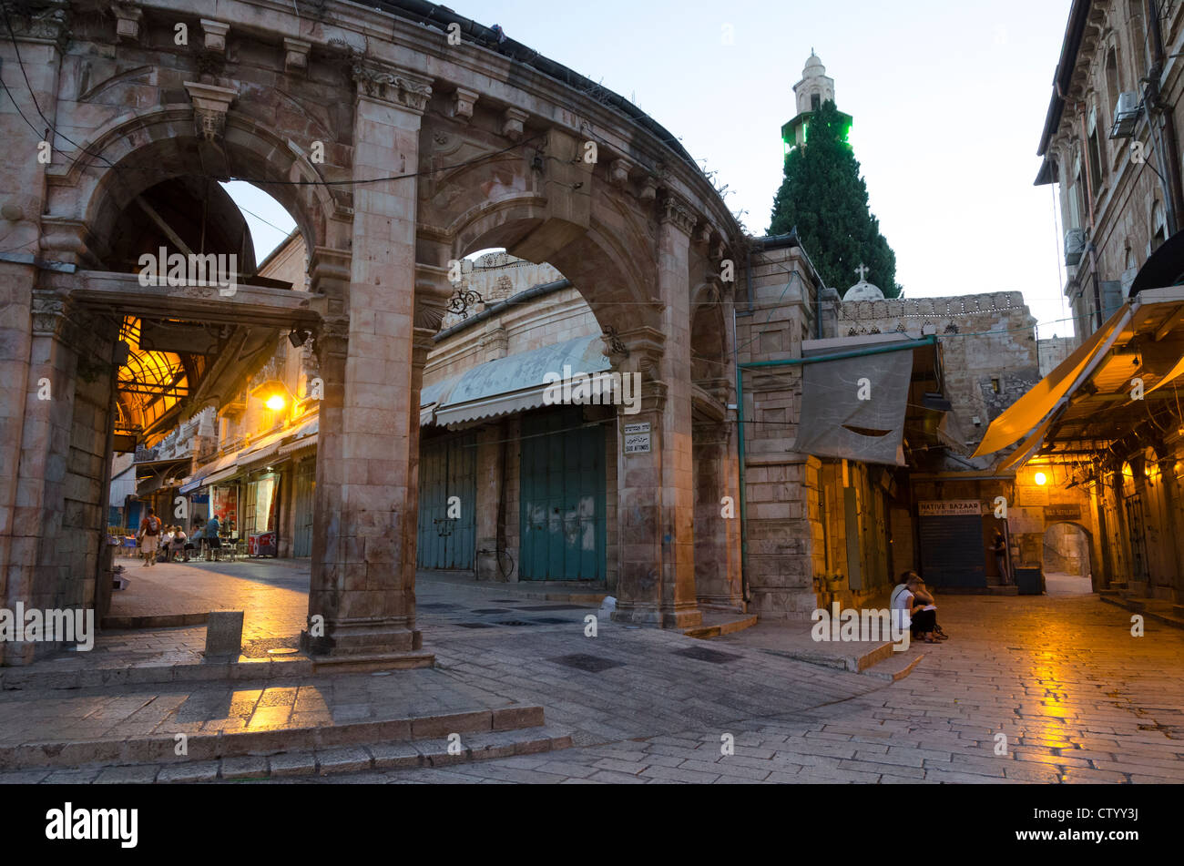 Eingangstor zum Muristan in der Dämmerung. Christian Quartal. Altstadt von Jerusalem. Israel. Stockfoto