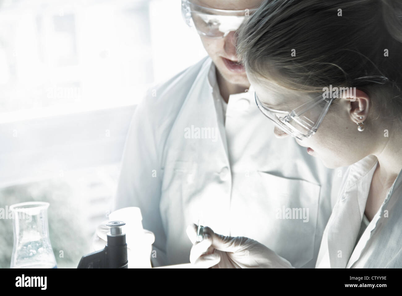 Wissenschaftler untersuchen Reagenzglas im Labor Stockfoto