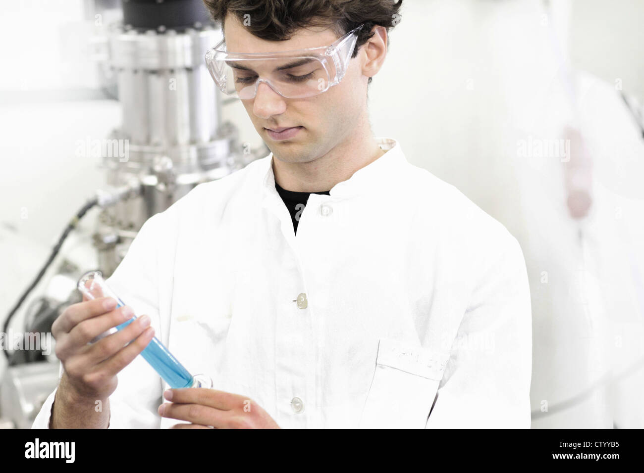 Wissenschaftler untersuchen Reagenzglas im Labor Stockfoto