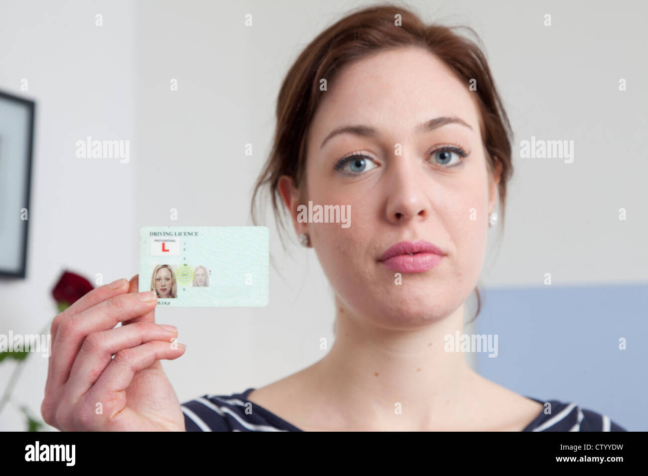 Frau-Holding-ID-Karte Stockfoto