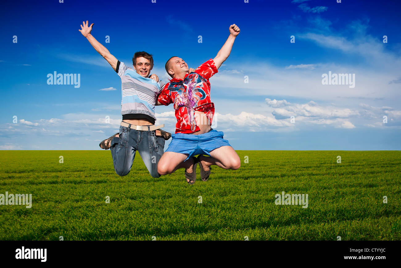 Jungs, die vor dem Hintergrund der schönen Himmel springen Stockfoto