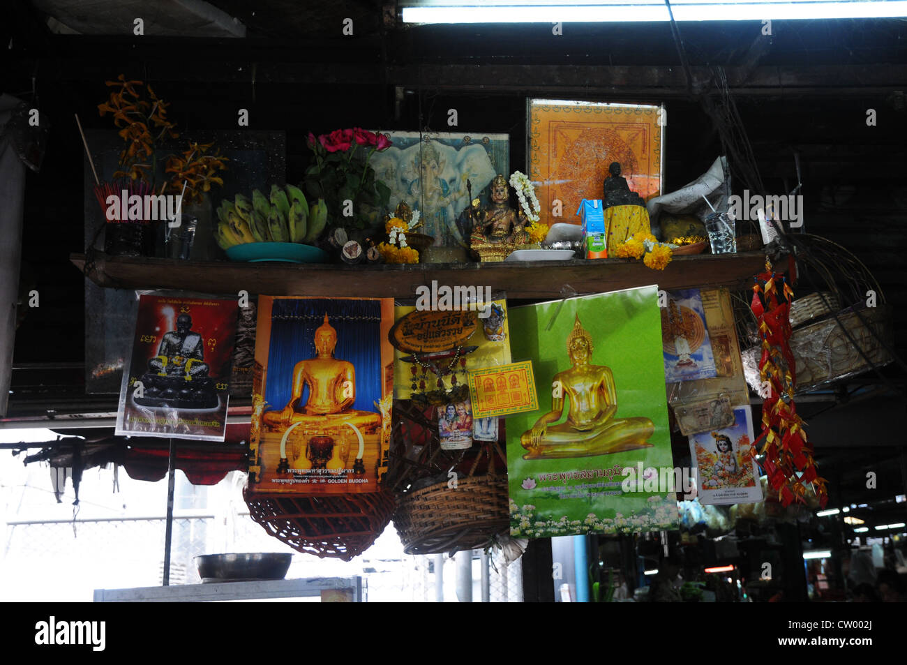 persönliche Anzeige, verschiedene Gegenstände, Buddah Plakate, religiöse Stücke, schwebt über dem Stall in der Markthalle, Soi 21, Bangkok. Stockfoto