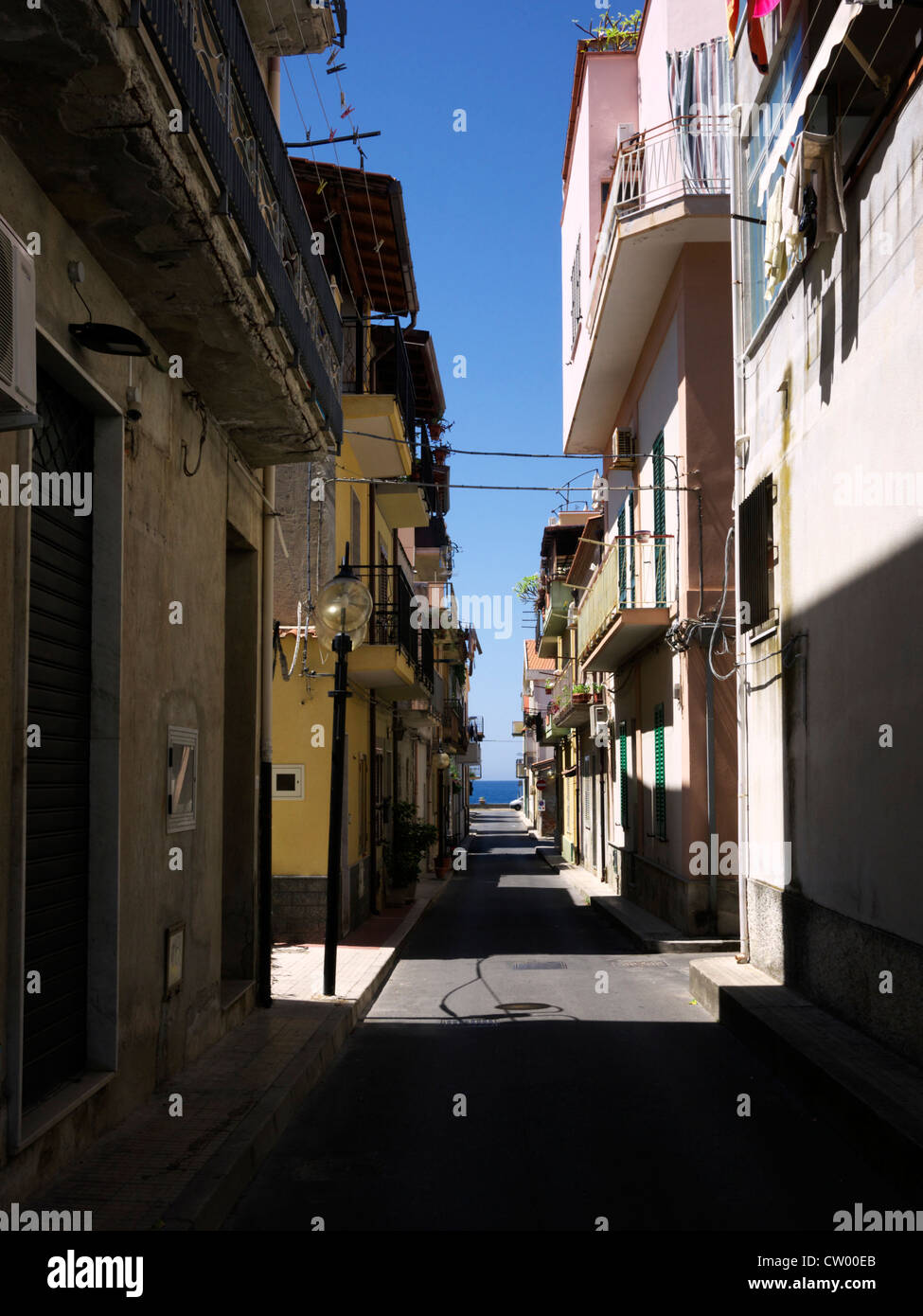 Schmale Straße im Zentrum von Capo d ' Orlando, Sizilien Stockfoto