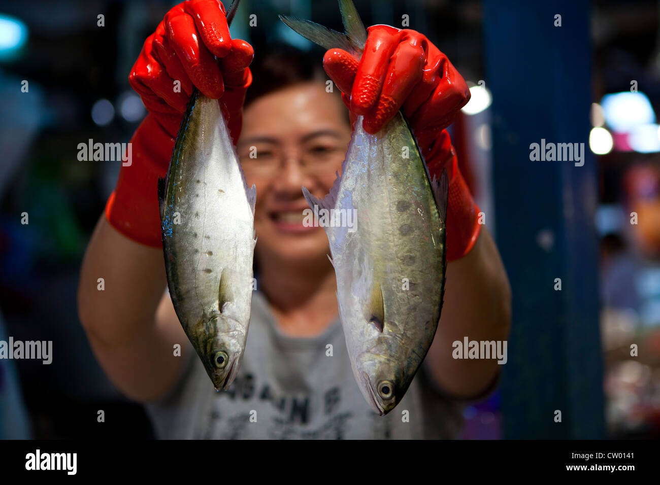Frau mit Fisch in Tai Po-Markt, New Territories, Hong Kong, China Stockfoto
