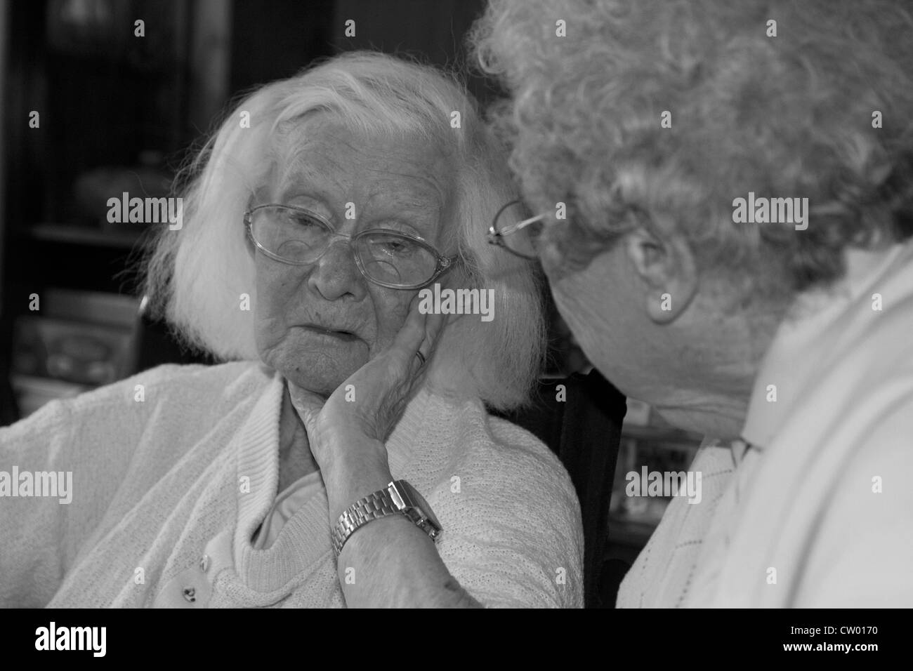 ältere Frau, die ein offenes Ohr, Alter Freund beweisen Stockfoto