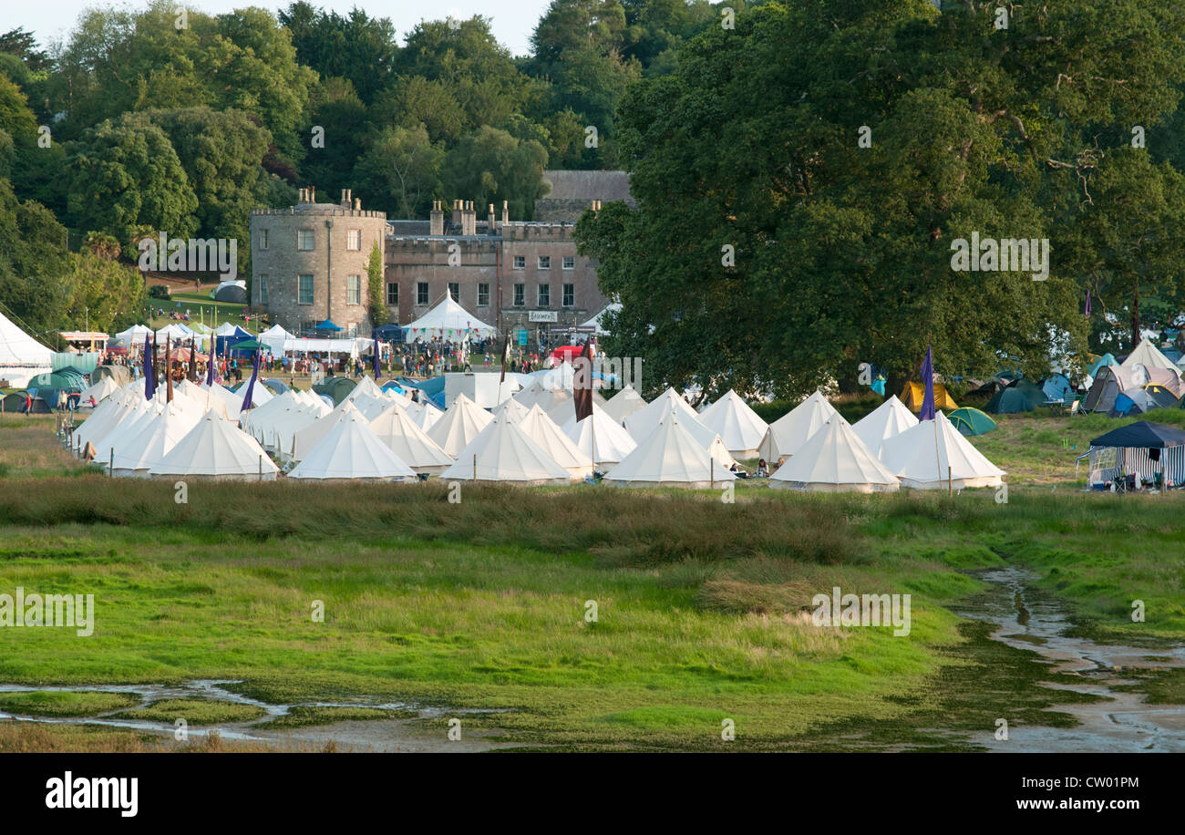 Weiße Zelte vor Port Eliot Haus an der Port Eliot literarische Festival St deutschen Cornwall UK Stockfoto