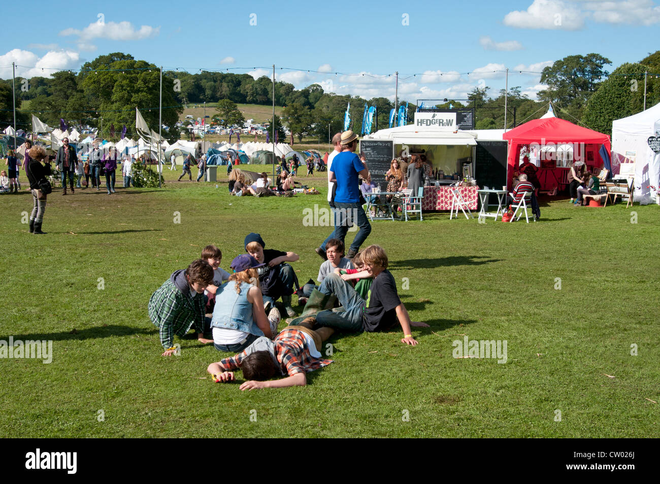 Jugendliche entspannen auf dem Rasen an der Port Eliot literarische Festival St deutschen Cornwall UK Stockfoto