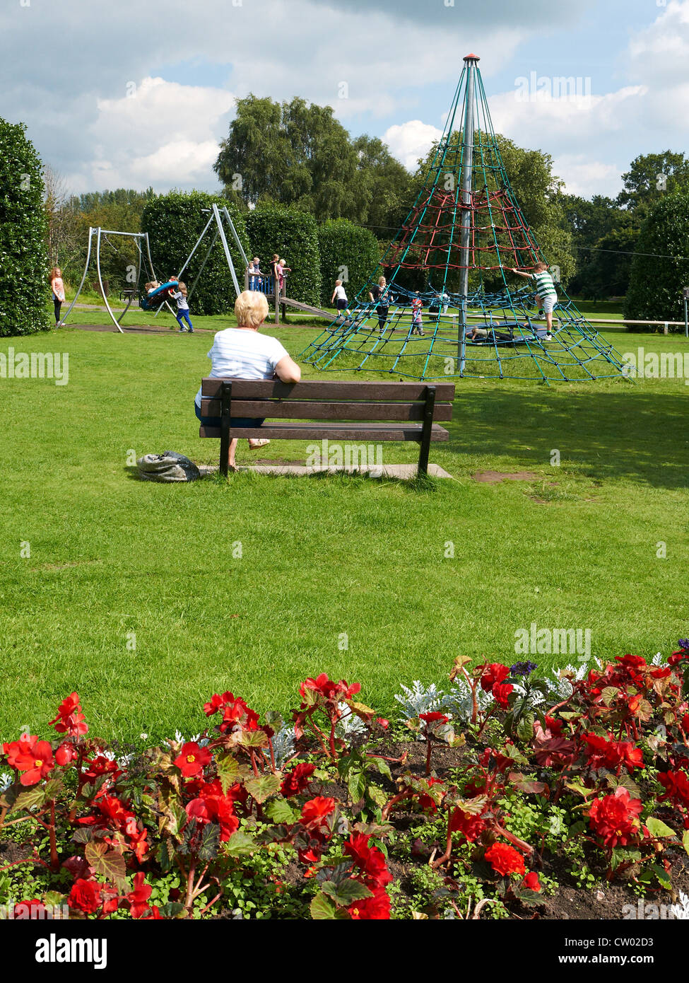 Oma auf der Suche nach Enkelkindern in Sandbach Park Cheshire UK Stockfoto