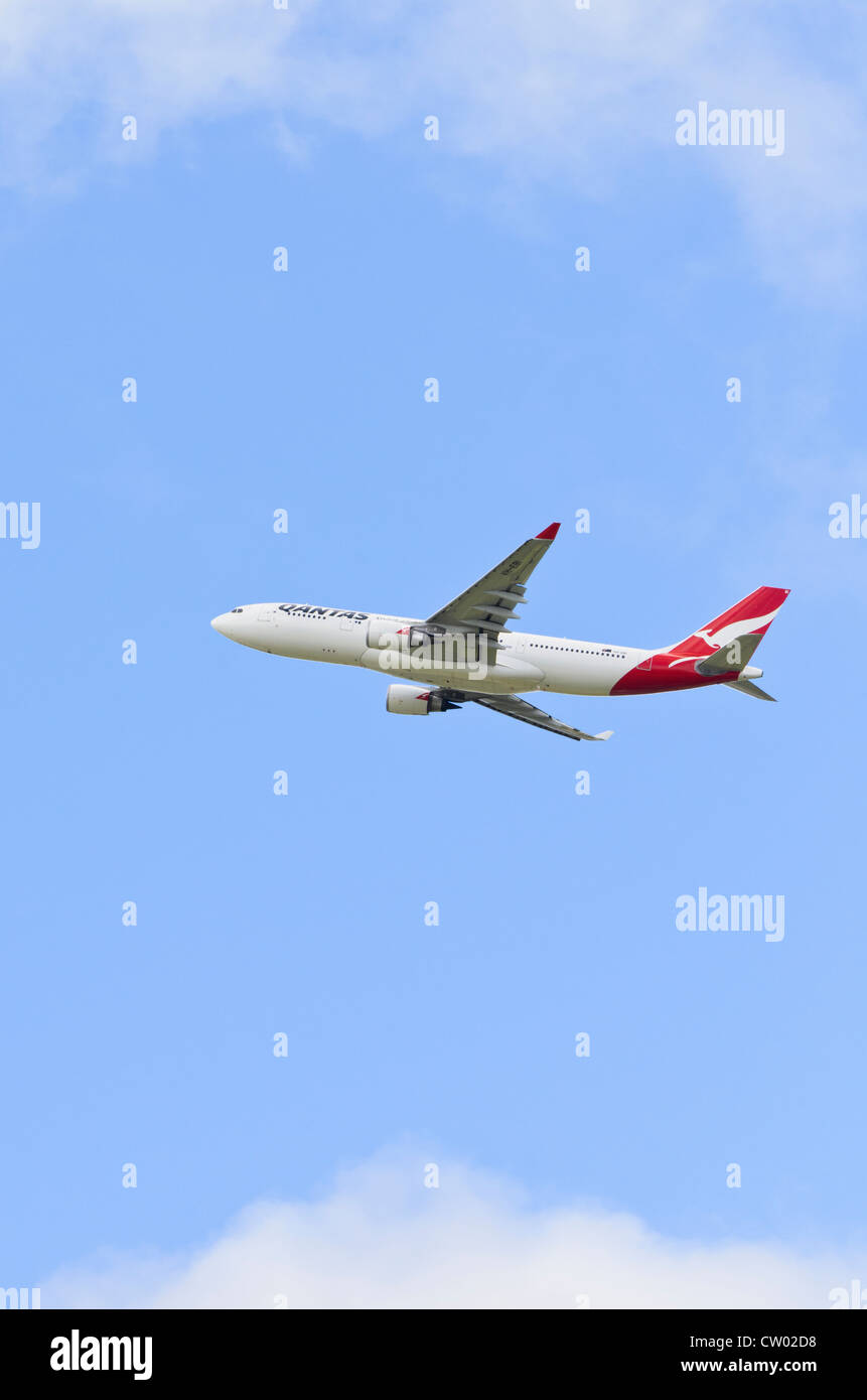 Qantas Airbus A330-202 in den Himmel über Australien Stockfoto