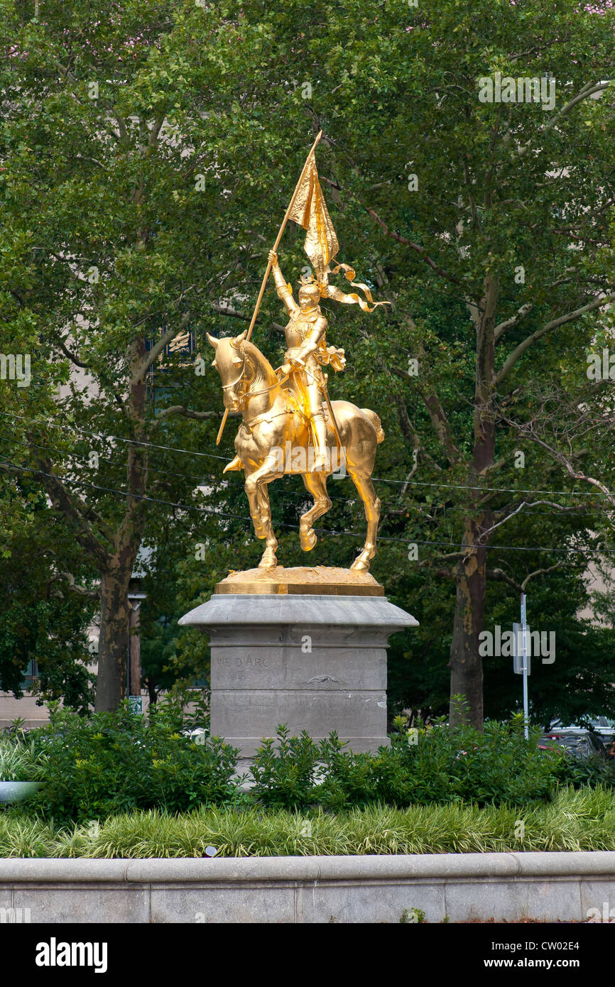 Die vergoldete Statue von Jeanne d'Arc carrrying ihren Standard in den Kampf. , Philadelphia, Pennsylvania, USA Stockfoto