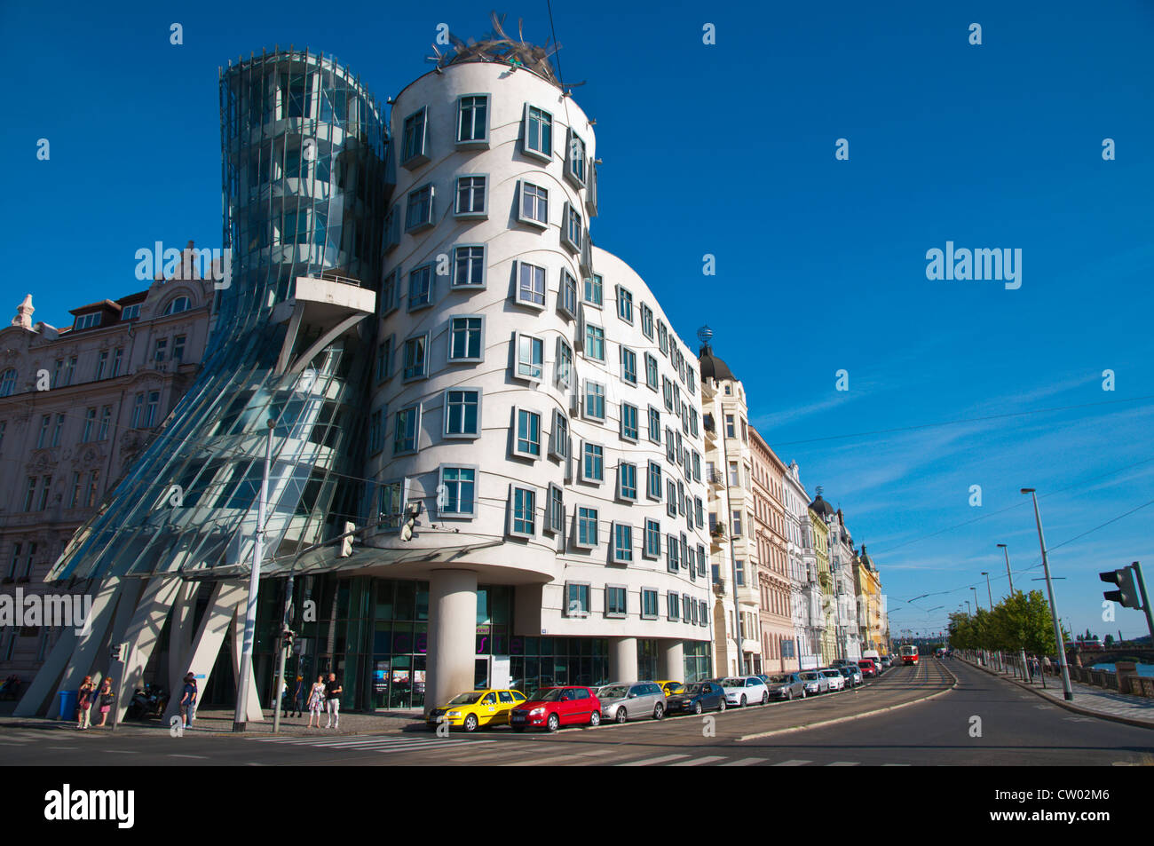 Tancici Dum das Tanzende Haus (1996) von Frank Gehry entlang Rasinovo Nabrezi riverside street Nove Mesto Neustadt Prag CR Stockfoto