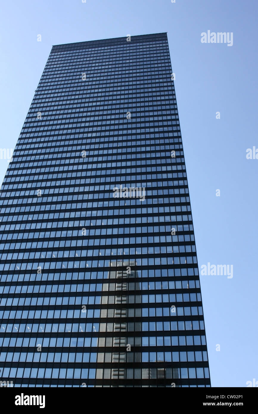 Eine moderne Wolkenkratzer spiegelt eine weitere Wolkenkratzer Stockfoto