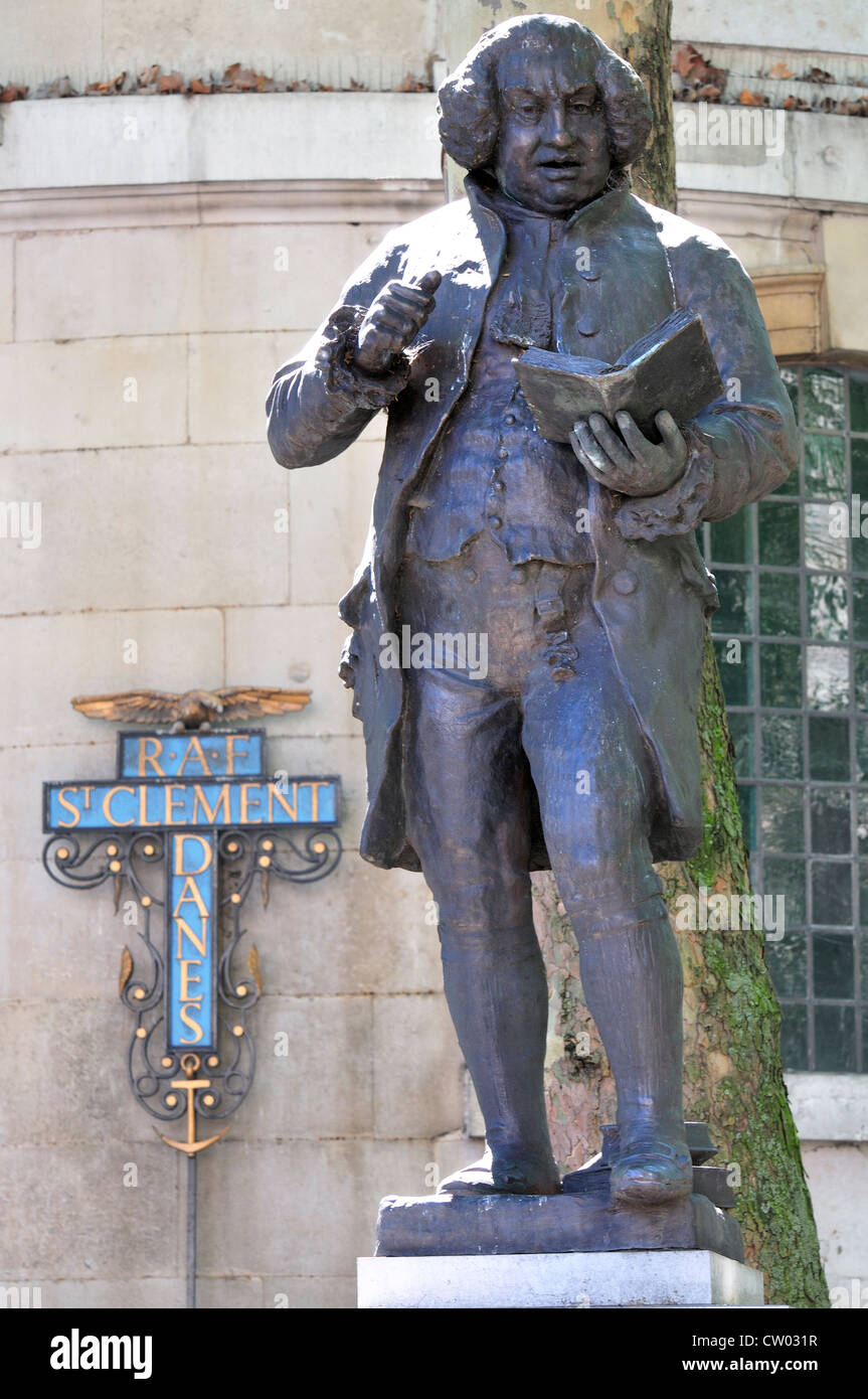 London, England, Vereinigtes Königreich. Statue von Samuel Johnson hinter St Clement Danes Kirche auf dem Strang (1910; Percy Hetherington Fitzgerald) Stockfoto