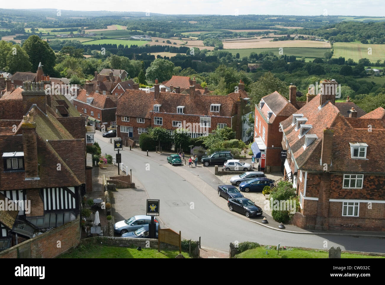 Goudhurst Kent Großbritannien. Blick auf die Hauptstraße des Dorfes und über den Weald of Kent. 2016 GROSSBRITANNIEN HOMER SYKES IN DEN 2010ER JAHREN Stockfoto