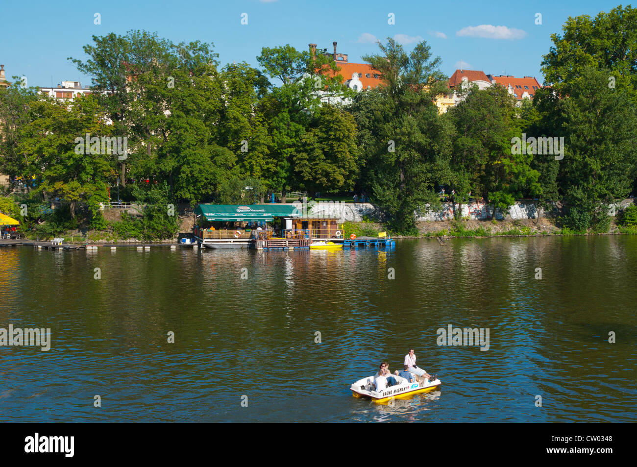 Paddelboot vor Slovansky Ostrov Insel Prag Tschechische Republik Europa Stockfoto