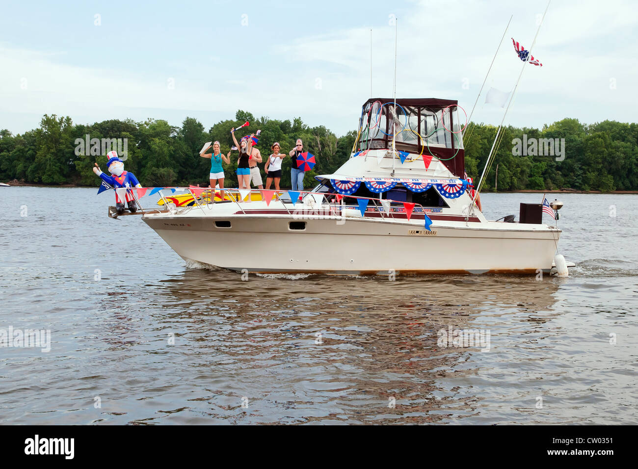 Boot mit patriotischen Team beim Wettbewerb, Delaware River, Bristol, Pennsylvania, USA Stockfoto