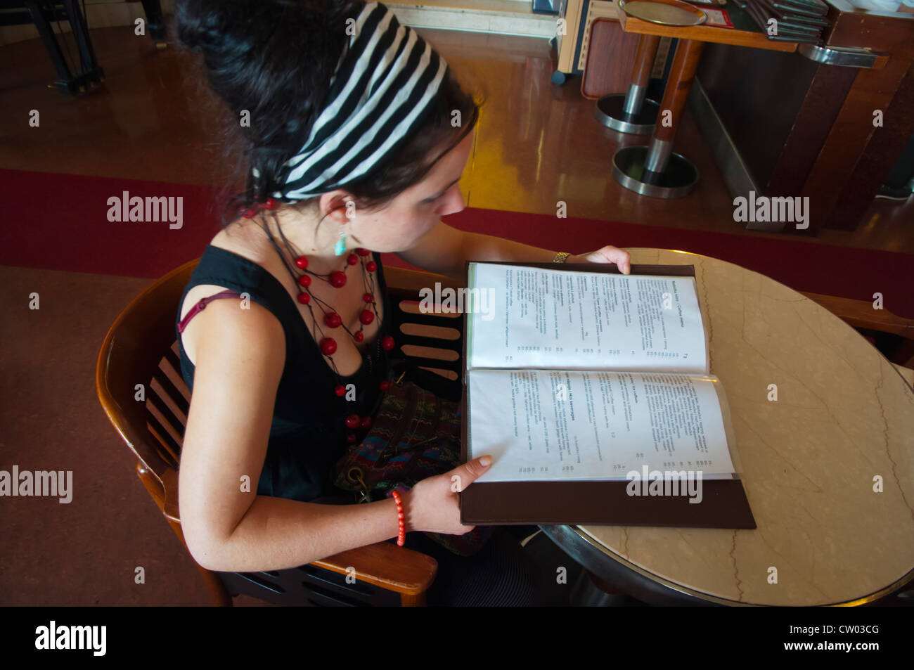 Frau in ihren späten 20ern studieren der Speisekarte Cafe Slavia Prag Tschechien Mitteleuropa Stockfoto