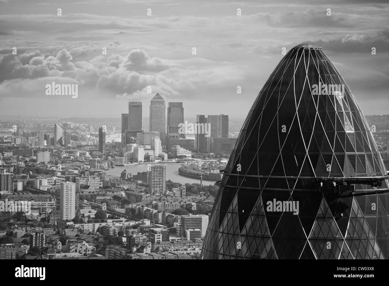 Vereinigtes Königreich. England. City of London. Hohe, Panorama-Sicht. Gherkin Gebäude und Canary Wharf. Stockfoto