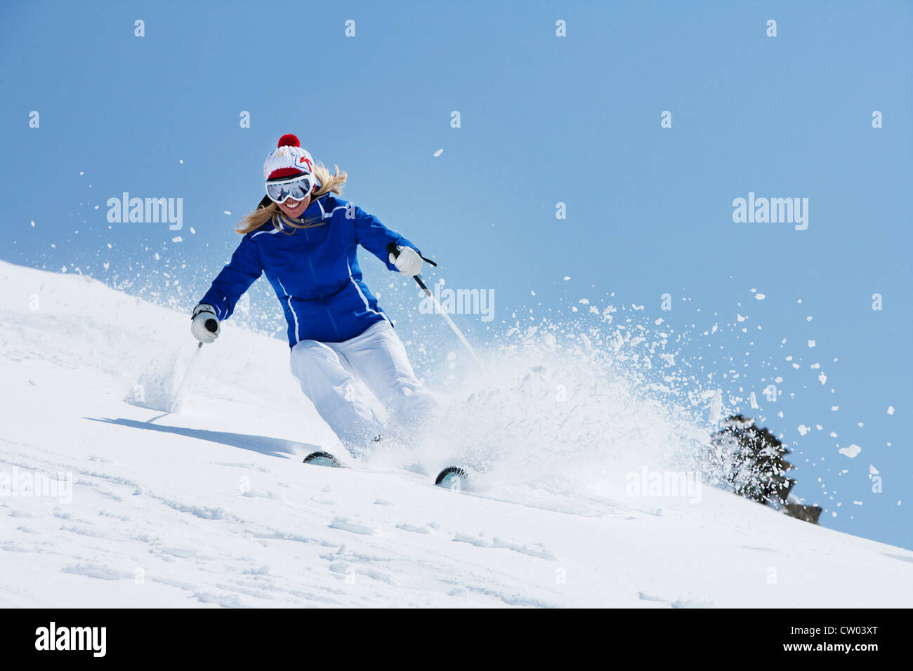 Ausrollen auf verschneiten Hang Skifahrer Stockfoto
