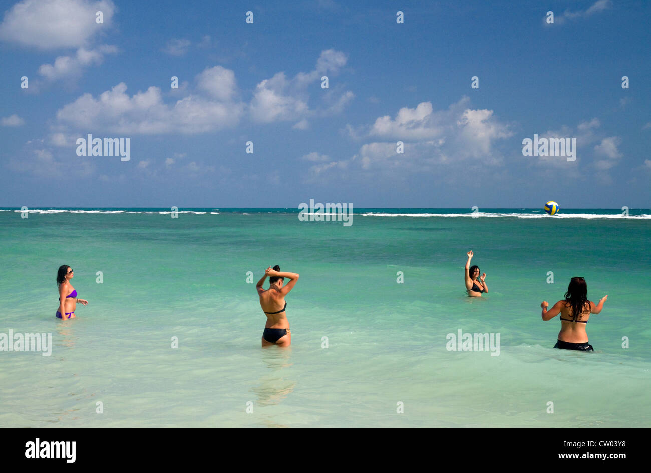 Frauen spielen Volleyball in den Golf von Thailand am Chaweng Beach auf der Insel Ko Samui, Thailand. Stockfoto