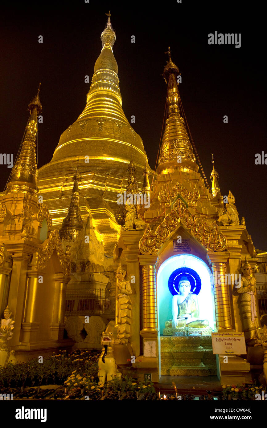 Buddha-Statue an der Shwedagon Paya befindet sich in Yangon (Rangoon), Myanmar (Burma). Stockfoto