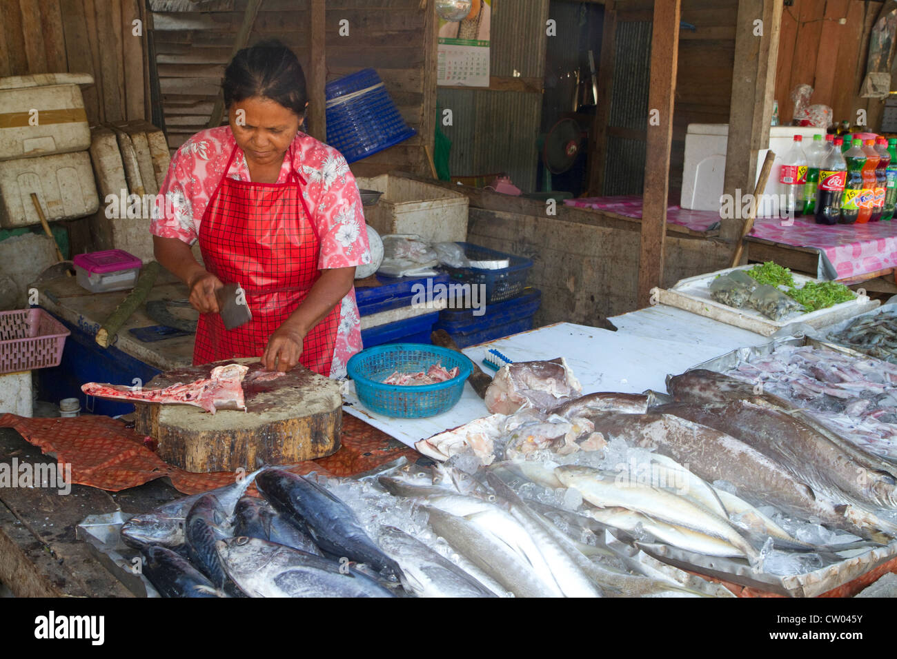 Anbieter verkaufen frischen Fisch in einem Markt unter freiem Himmel auf der Insel Ko Samui, Thailand. Stockfoto